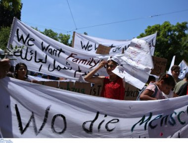 Πορεία μεταναστών έξω από τη γερμανική πρεσβεία στην Αθήνα (φωτό)